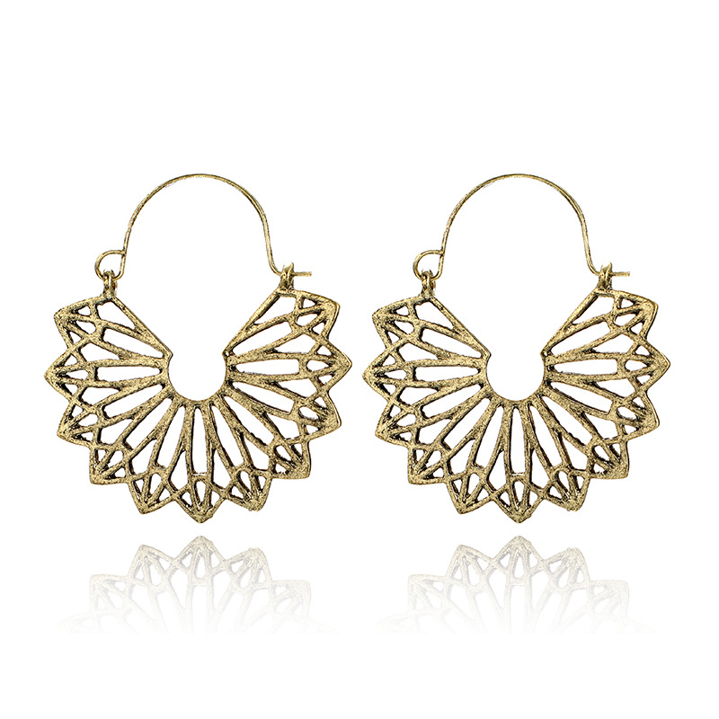 Nouveaux Accessoires Européen Et Américain De Mode Évidé Géométrique Irrégulière Triangle Pétoncles Boucles D'oreilles Alliage Demi-cercle Boucles D'oreilles display picture 2