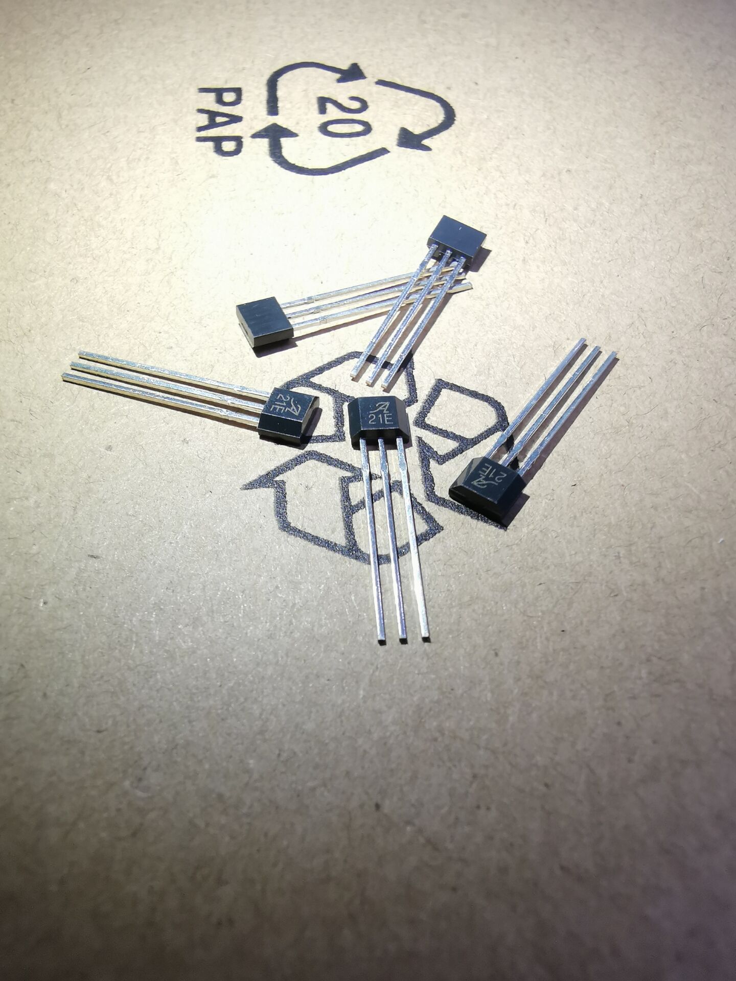 全新 A3121EUA-T 丝印21E 霍尔传感器芯片 直插TO-92S三极管