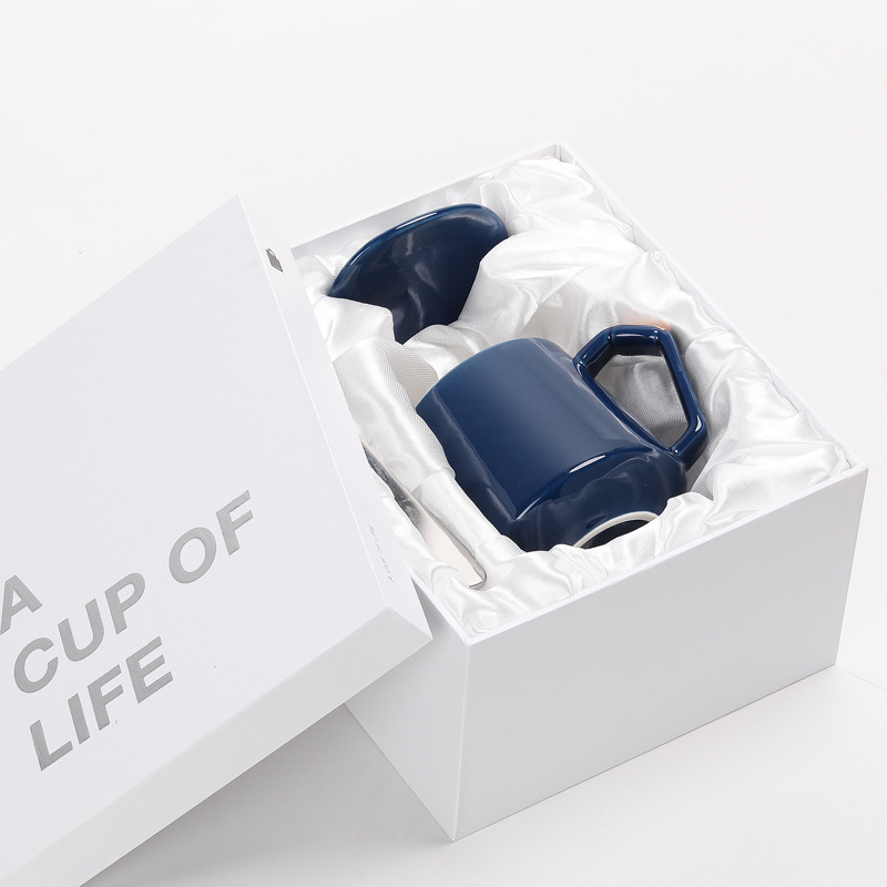 Taza de oro, taza de cerámica, taza de café, taza de agua, con tapa sin agujeros a prueba de polvo, cuchara, posavasos, LOGOTIPO tallado