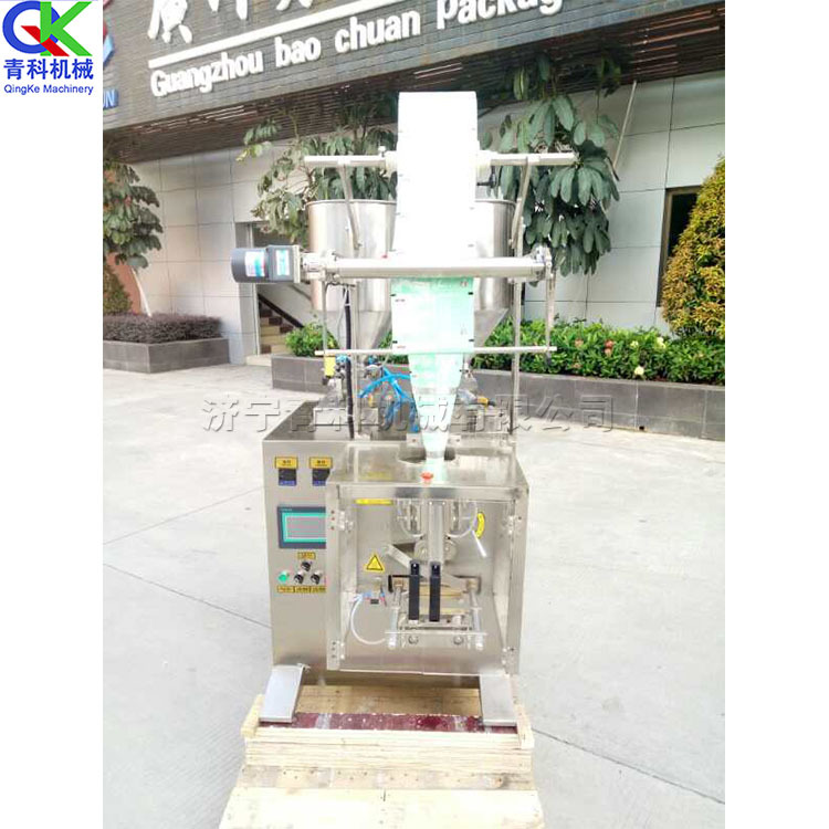 Automatic feeding oil packaging machine