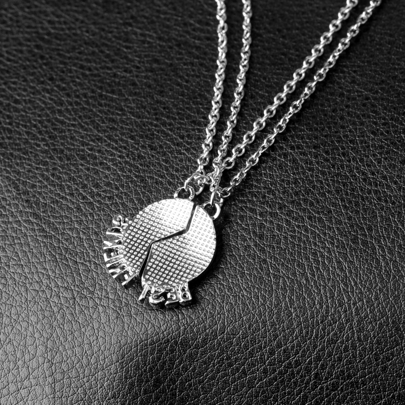 Commerce Extérieur Nouveau Deux-moitié Couture Coupe Du Monde De Football Collier Personnalité De Mode Football Bon Ami Pendentif Collier Accessoires display picture 7