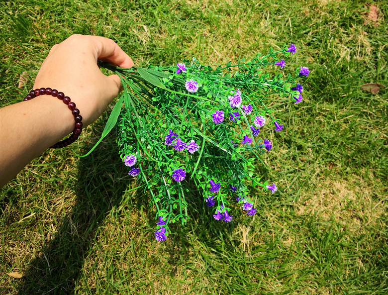 하늘 별 전체에 보라색 5 포크 물 잔디