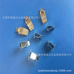 メーカーはスマートコンセントに足を入れてボタン電池の金属部品を接続しています。