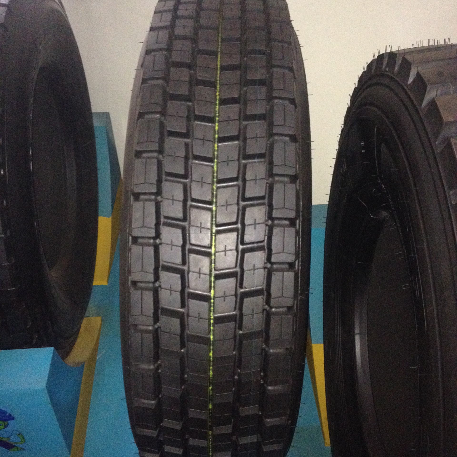大量批发315/80R22.5真空钢丝胎货车拖车专用轮胎