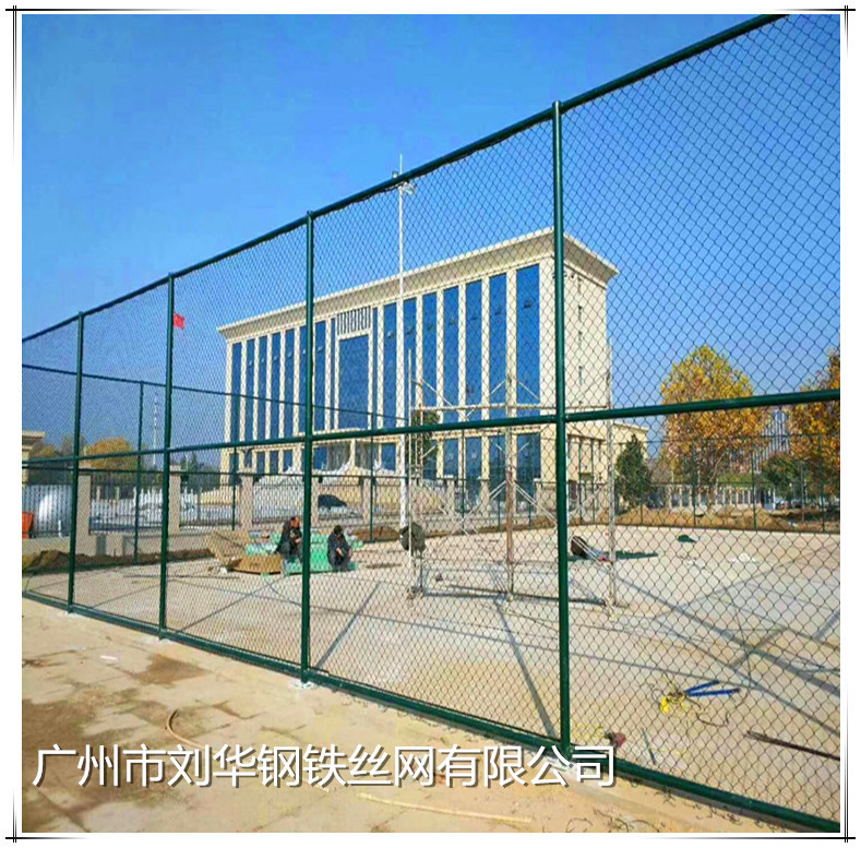 工厂定做 体育场安全围栏网 勾花包塑护栏网 运动场金属网铁丝网