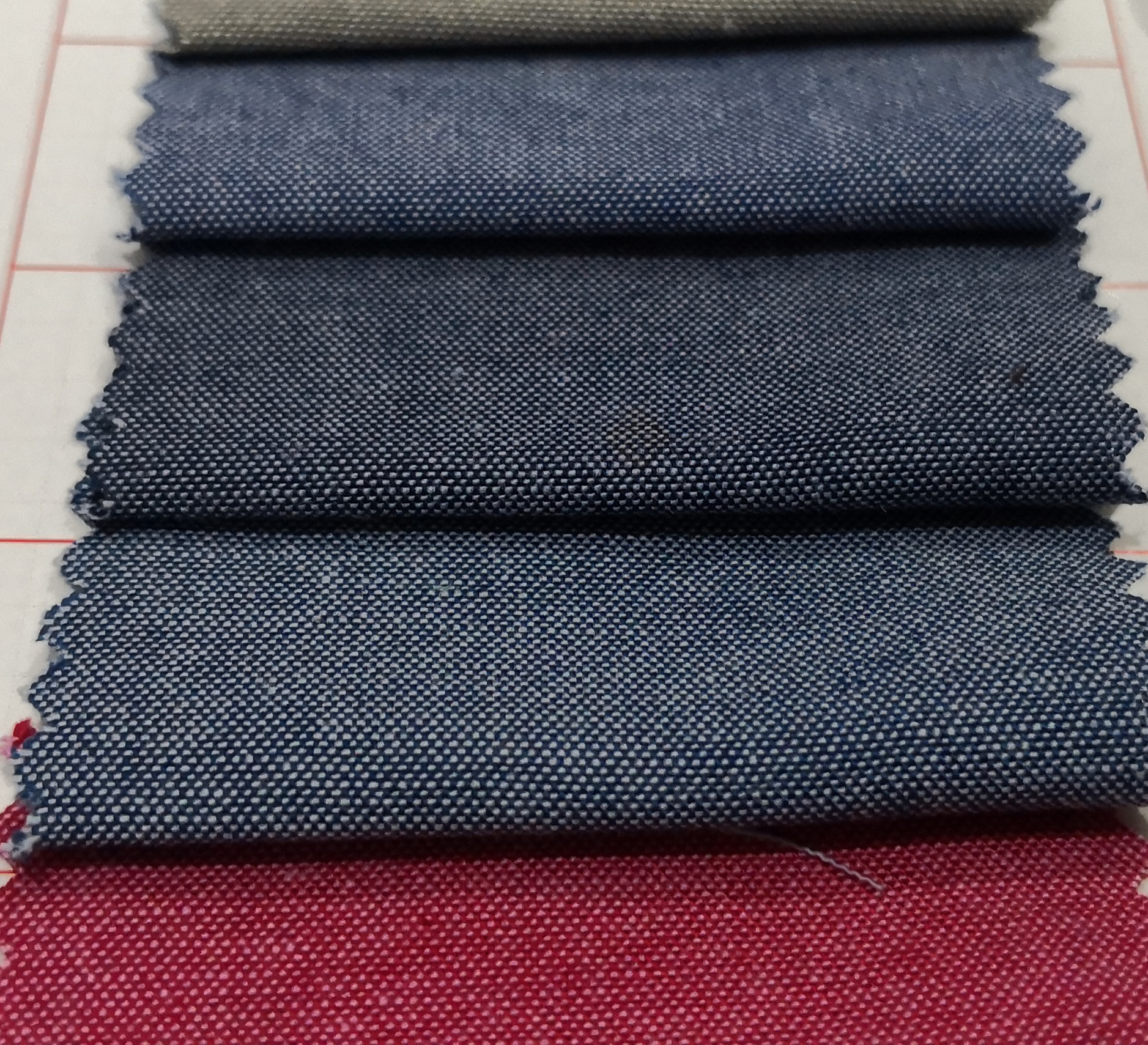 现货供应21S涤棉交织CVC衬衫色布 高密青年布帽子服装用面料