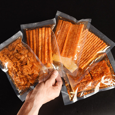 辣典厂家直销辣条抖音款小零食辣条批发网红小吃网红辣条一件代发