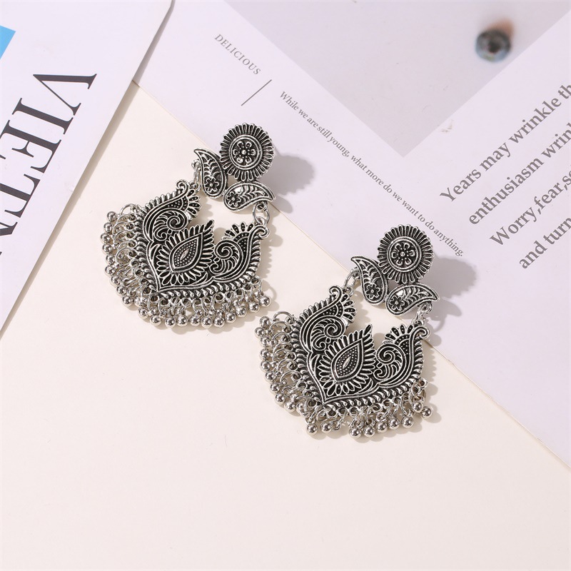 Nouveau Style Ethnique Rétro Motif Boucles D'oreilles Palais Style Exagéré Sculpté Goutte D'eau Cloche Gland Boucles D'oreilles Pendentif En Gros display picture 4