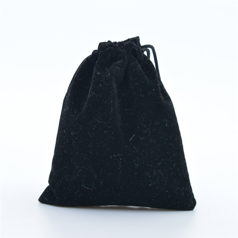 Fabricante en stock negro franela cordón bolsa cordón joyería embalaje bolsa paja auricular bolsa de franela