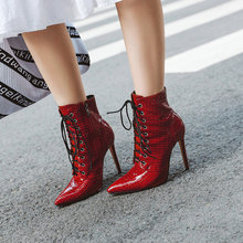 外貿女靴子性感壓花漆皮高跟紅色女靴子系帶尖頭細跟短靴及踝靴子