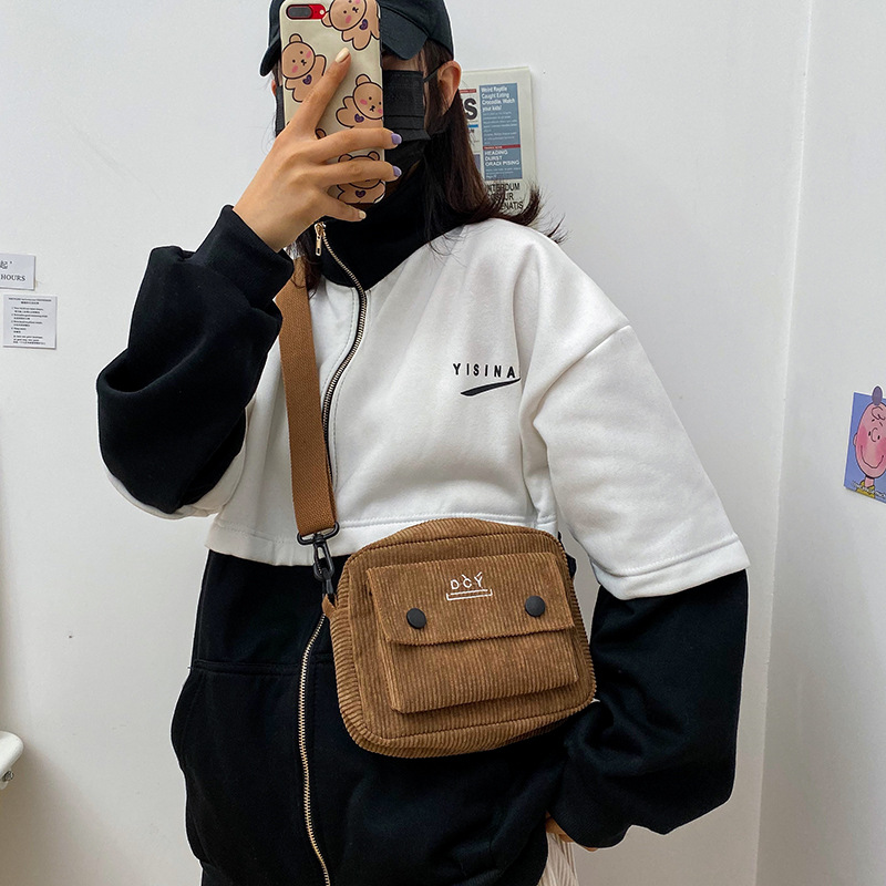 Automne Et Hiver Nouvelle Japonais Harajuku Rétro Hong Kong Style Velours Petit Épaule Sac Hip Hop Cool Earth Personnalité Étudiant Épaule Sac Femelle display picture 12