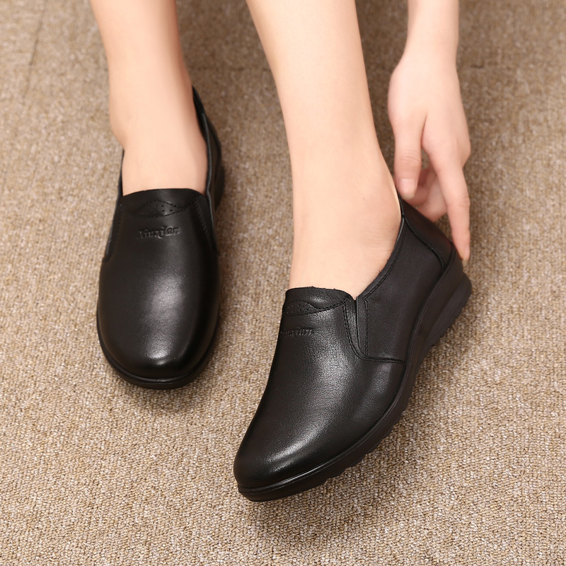 Spring and autumn soft bottom nonslip elderly shoes flat