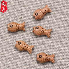 廠家供應 桃木雕刻小魚 愛心魚 美人魚小刺魚 編制手鍊工藝品