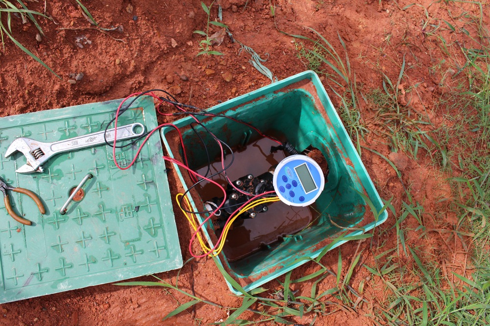 不用放线安装方便干电池灌溉控制器电磁阀公路隔离带温室大棚灌溉