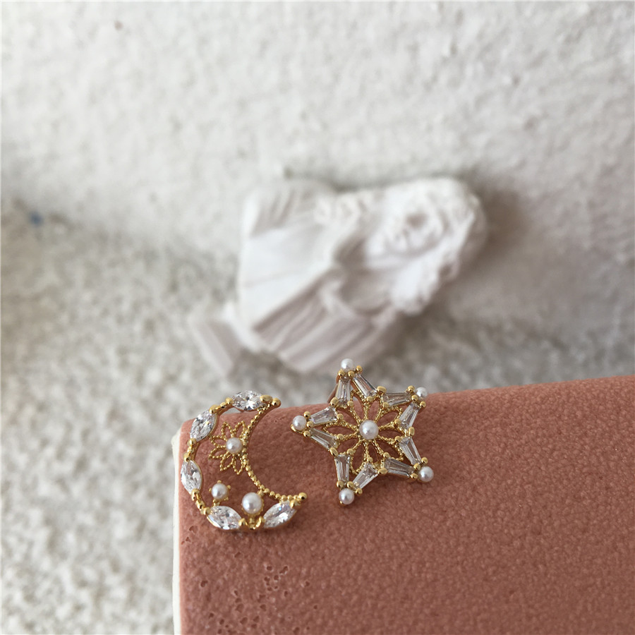 8g Weight Zircon Inlay Material 1 Pair Simple Style Star Moon Inlay Metal Zircon Ear Studs