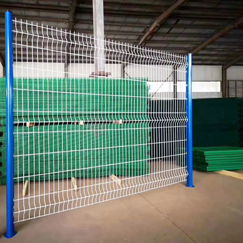 批发销售护栏网 桃型柱 三折弯护栏网片 防护铁丝桃型柱护栏