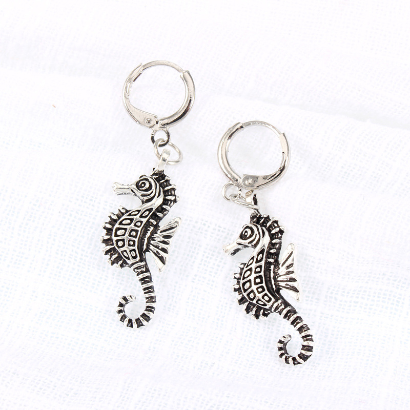 European Fashion Alloy Animal Hoop Earrings Cute Personalized Three-dimensional Seahorse Pendant Earring Ear Clip Female display picture 1