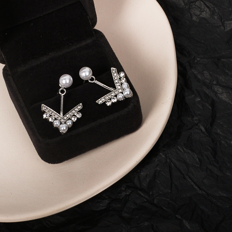 Korean S925 Silver Needle Fashion Diamond Pearl Earrings display picture 5
