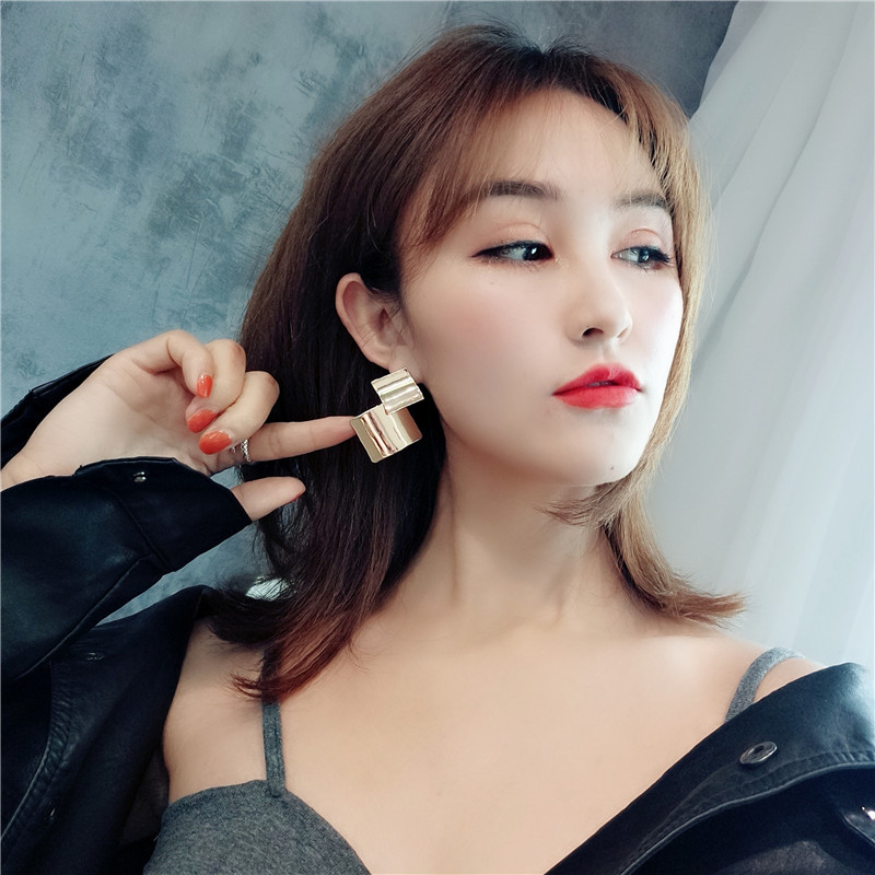 Koreanische Neue Ohrringe Ohrringe Persönlichkeit Metall Diamant Anhänger Europäische Und Amerikanische Übertriebene Ohrringe Lange Temperament Ohrringe Frauen display picture 3