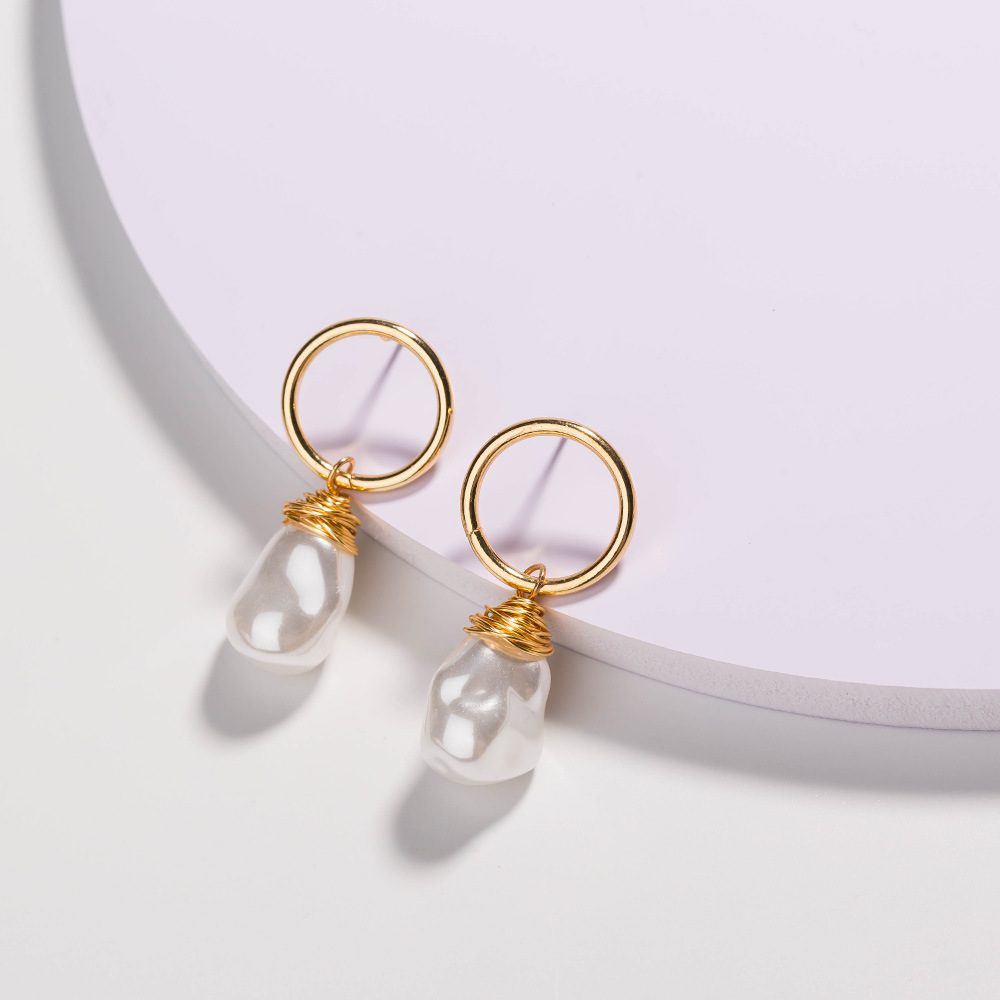 Simple Gold Circle Pearl Earrings Wholesale display picture 3