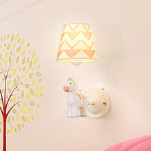 兒童房卡通壁燈現代簡約創意粉色房間燈樹脂可愛溫馨卧室布藝燈具