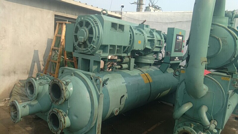 Transfer and sale of used York water-cooled screw unit 605kw central air conditioning unit new price low