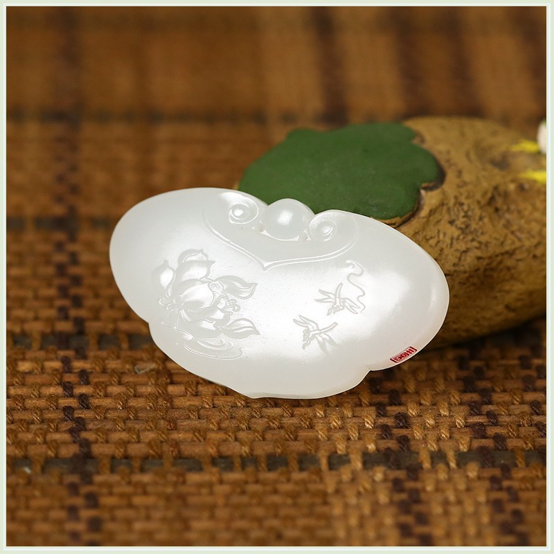 State Tamaki Xinjiang Nephrite  Seed material Suet jade Safe lock Pendant provincial level master Li 19 gram 0305