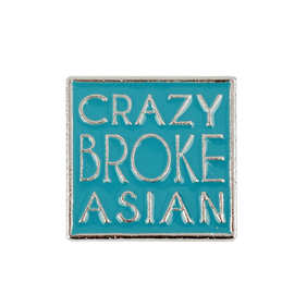 电影摘金奇缘 疯狂的亚洲富豪 CRAZY BROKE ASIAN 字母胸针徽章