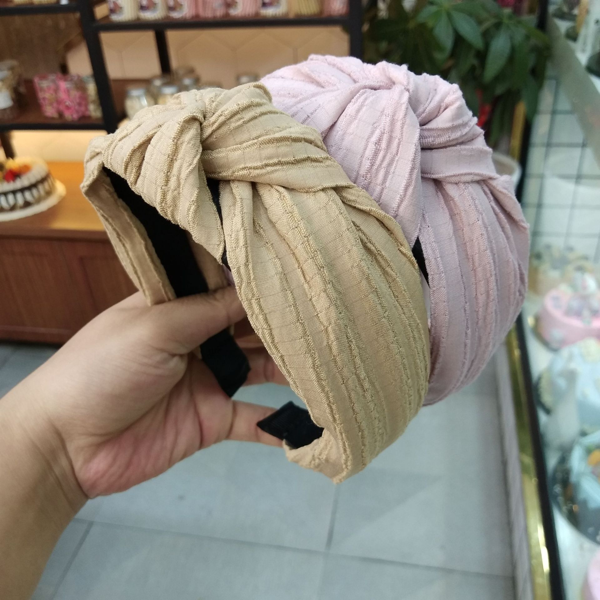 Korean Fashion Wide-brimmed Pleated Knot Headband High-end Solid Color Fabric Pressure Hairpin Explosion Headband Ladies Wholesale Nihaojewelry display picture 4