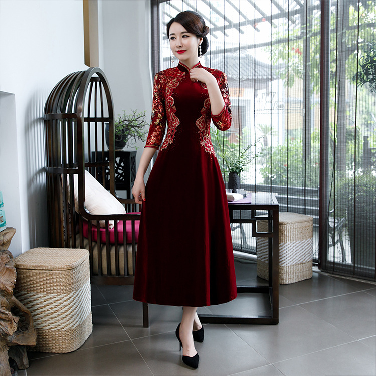 Shoulder-fitting Seven-sleeve Mother-in-law Wedding Dress Improved Cheongsam Winter Mother Dress Wedding Banquet Golden Velvet Cheongsam