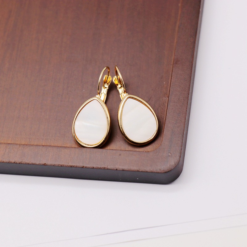 Natural Shell Earrings White Drop Shaped Drop Earrings Alloy Base Shell Earrings display picture 3