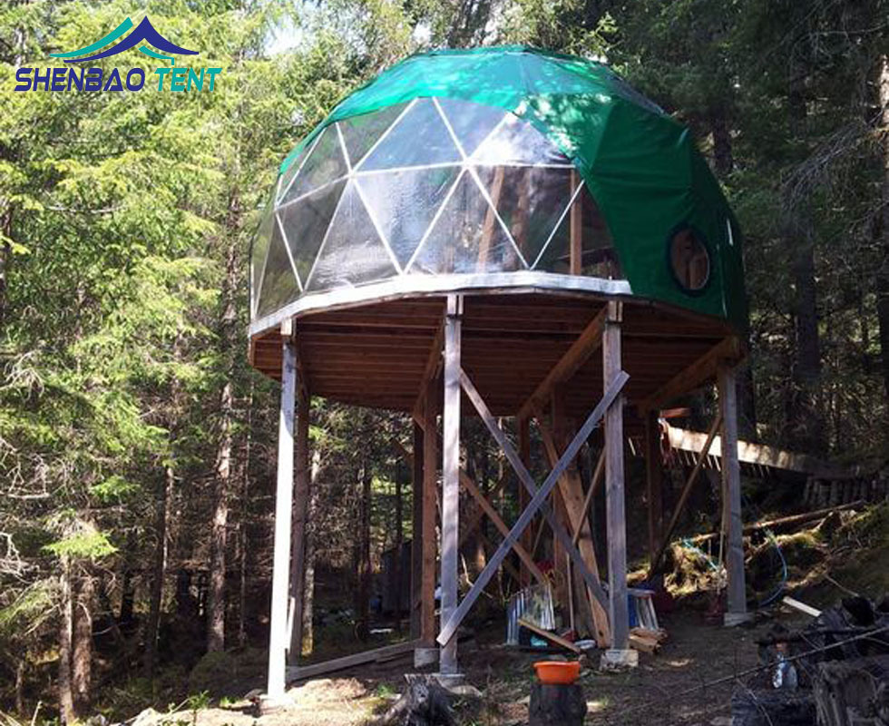 绿色PVC布带窗半透明球形篷房 户外野奢圆形住宿半球形篷房