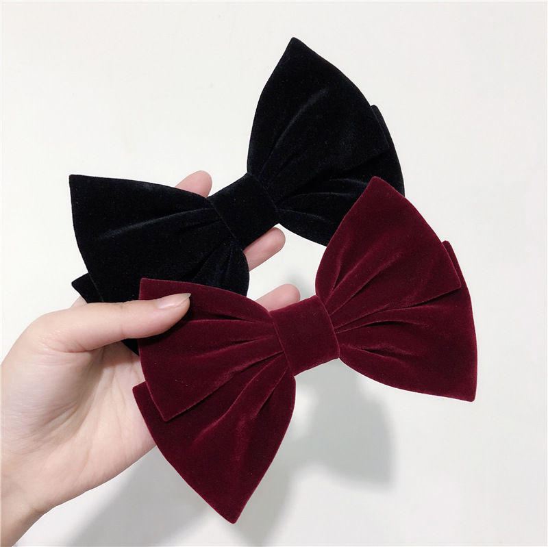 Elegant retro hairgrip with bow