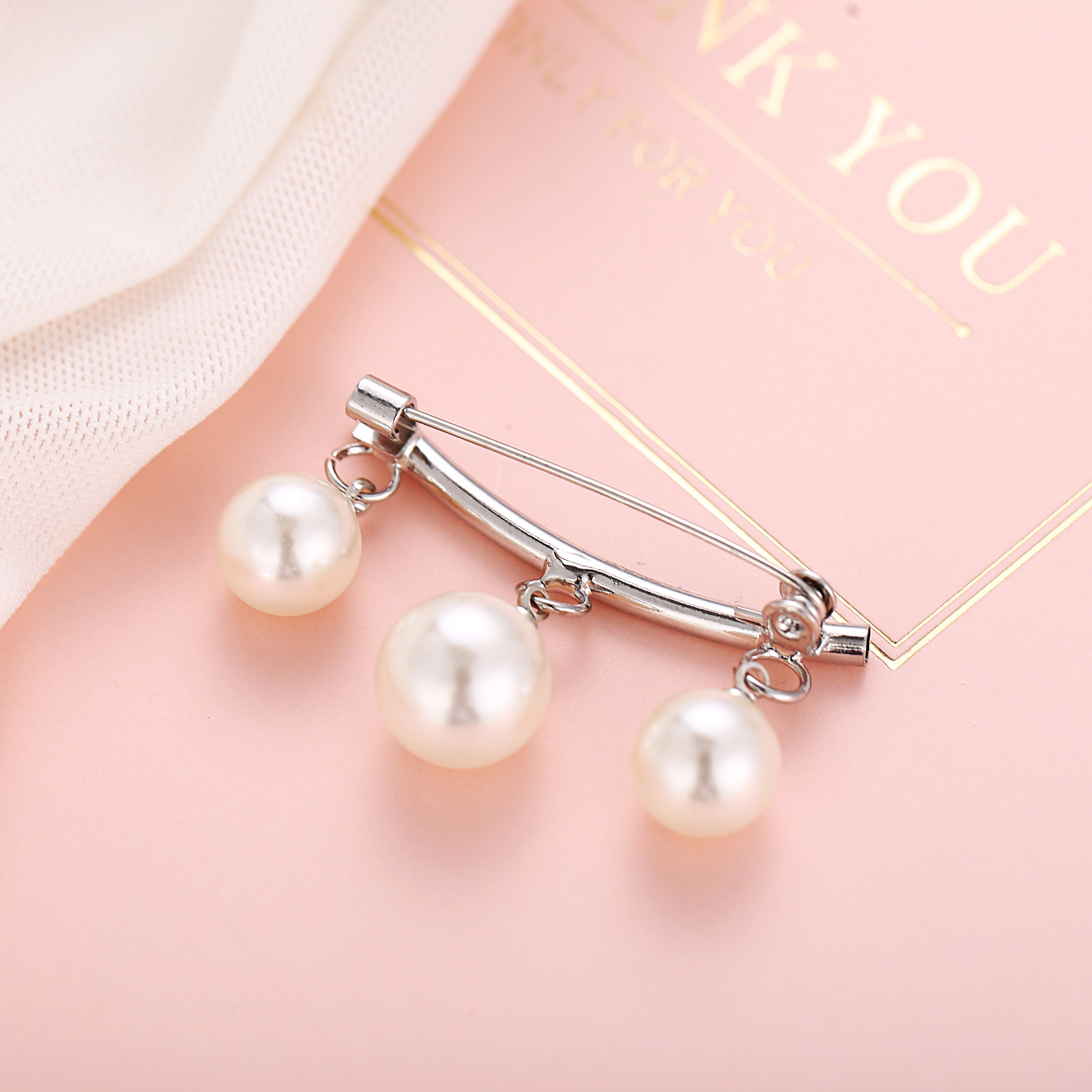 New Creative Anti-bare Brooch Simple Coat Cardigan Pearl Paper Clip display picture 9