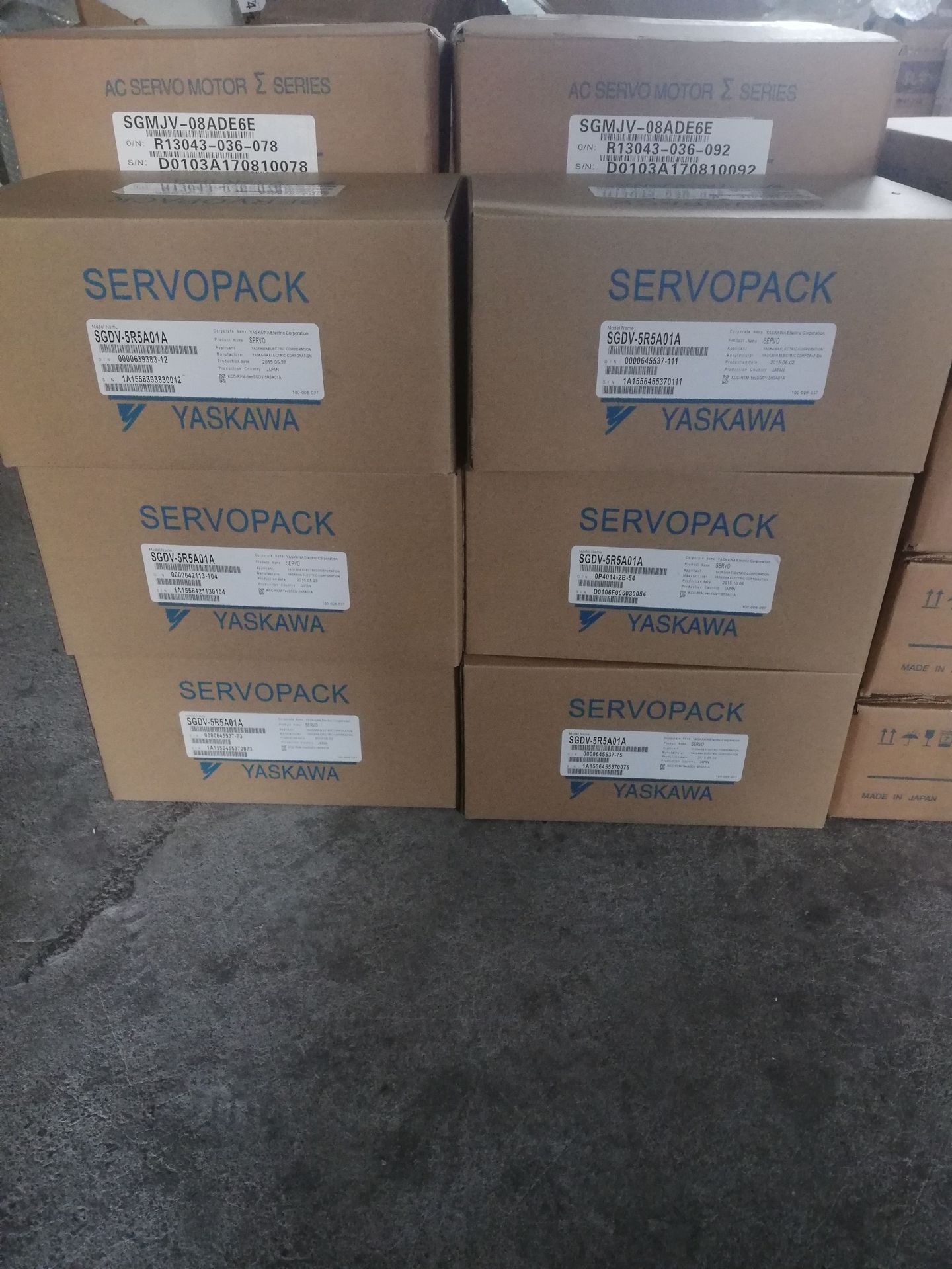 SGD7S-R90A00A002+SGM7J-01AFC6S安川伺服全新现货一套包邮