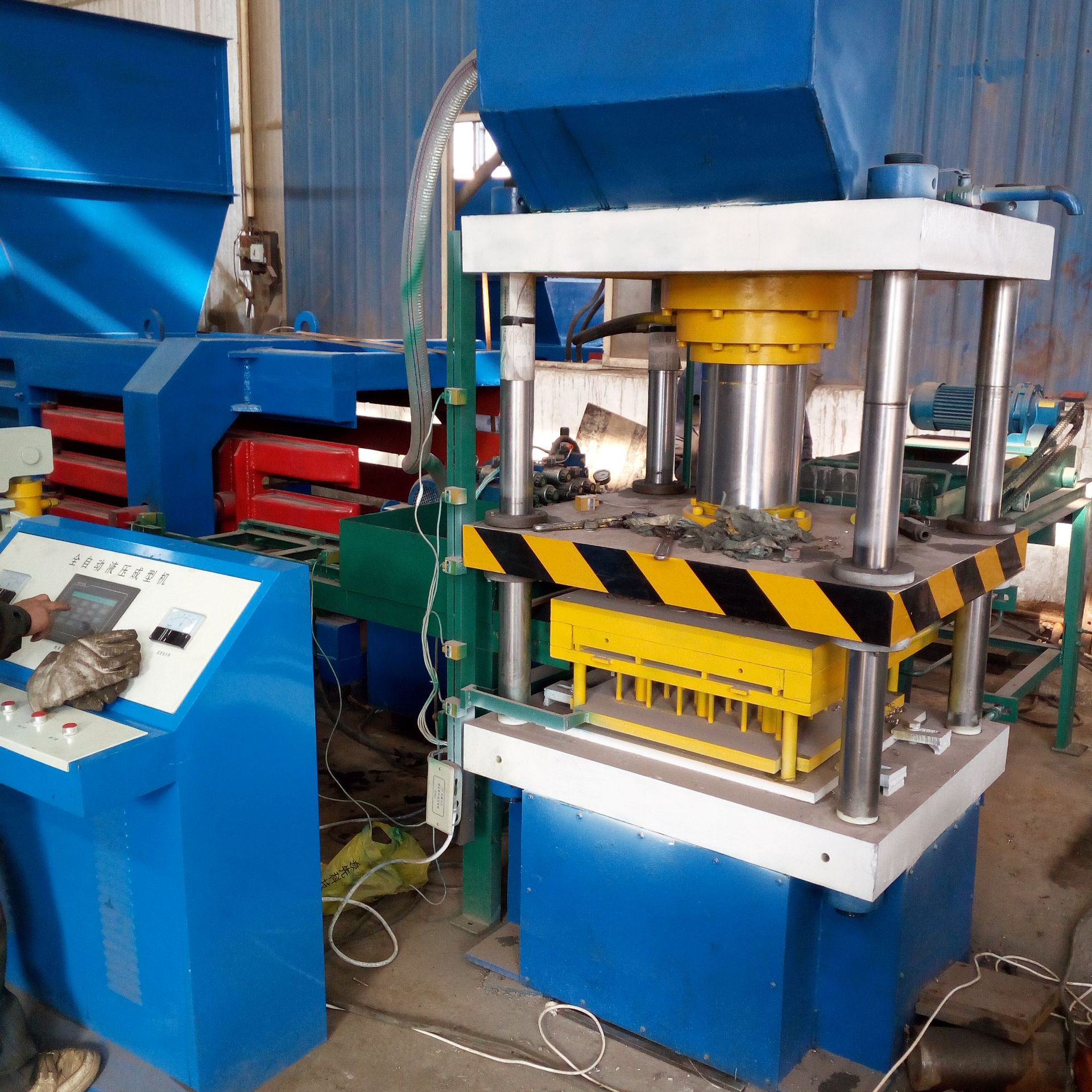 批发300T液压砖机 静压砖机 可做花砖 面包砖 透水砖 植草砖