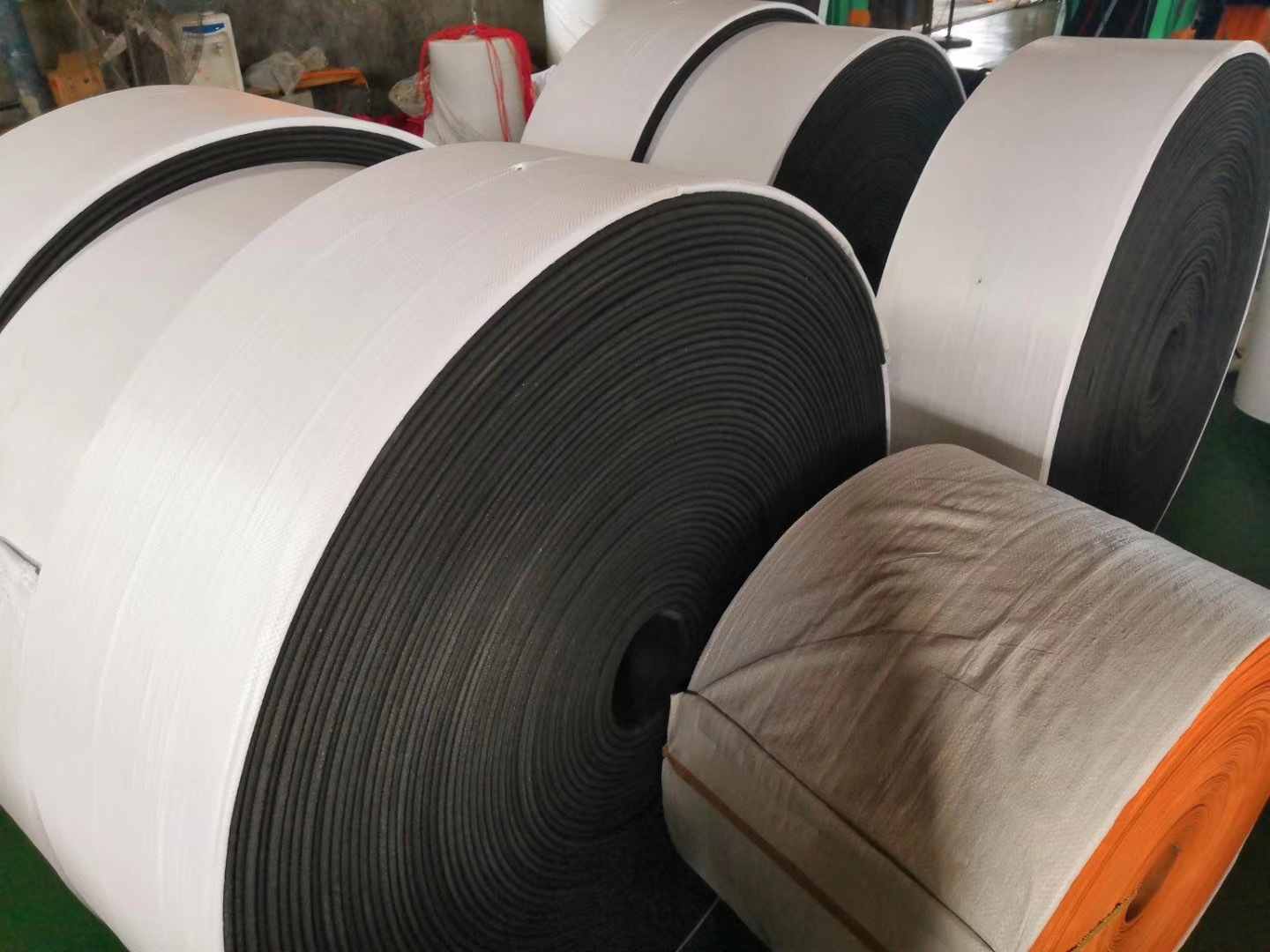 平皮带广泛用于工农业的动力设备中，平带具有强度高等优良性能