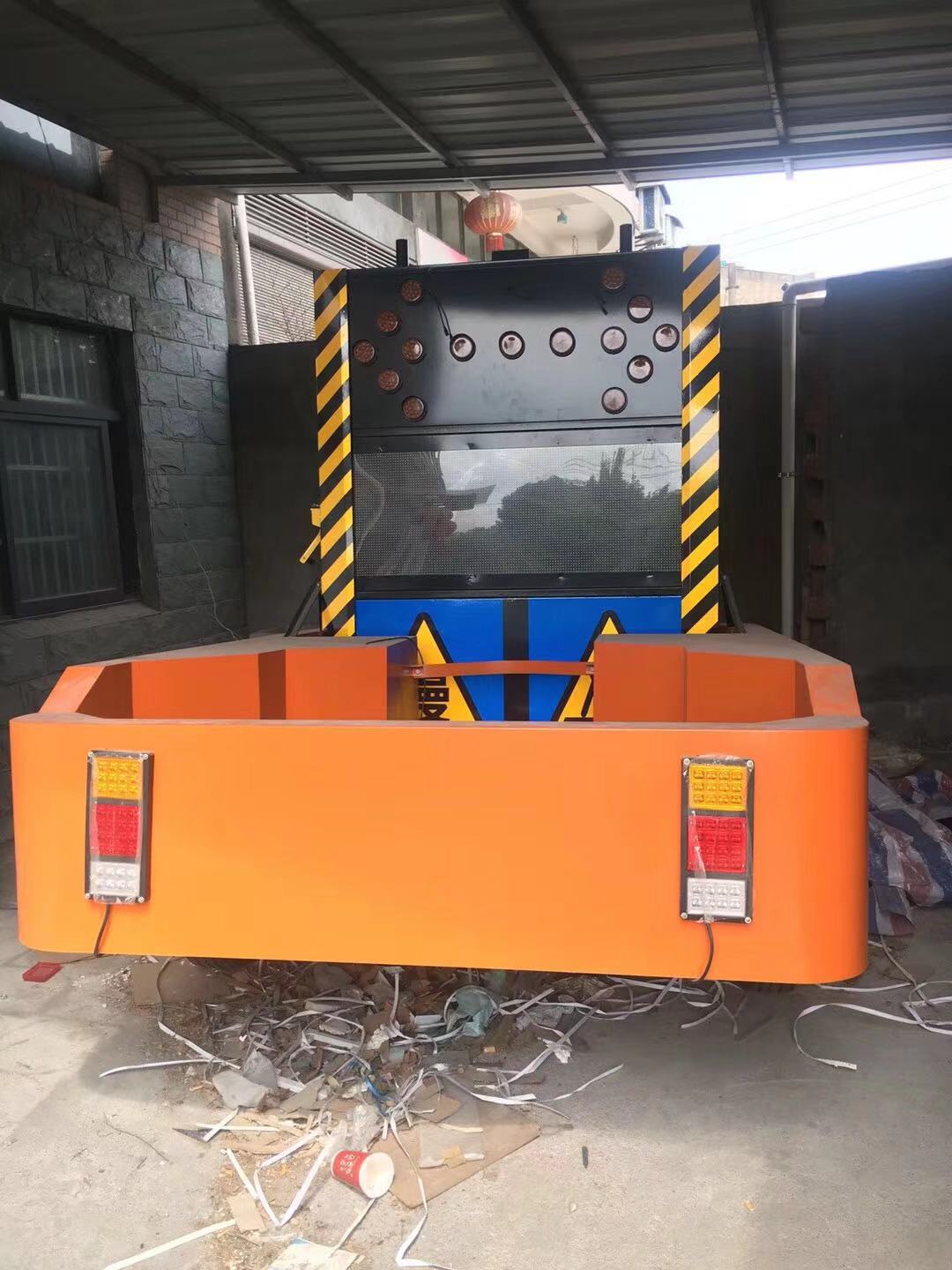 多功能防撞桶工程车显示屏回转灯导向牌组合屏爆闪警示灯厂家直销