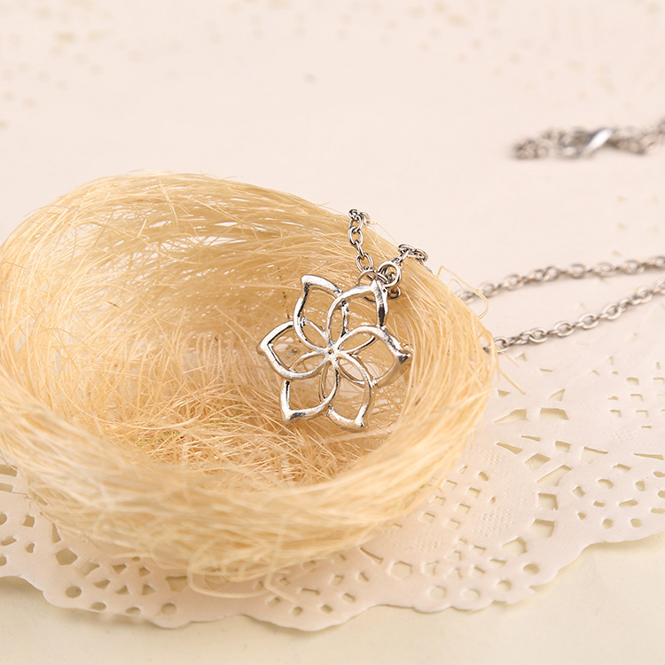 Hollow Lotus Pendant Necklace Galadriel Flower Necklace  Flower Necklace Nihaojewelry Wholesale display picture 2