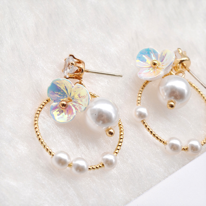 Elegant earrings with zircon from pearl