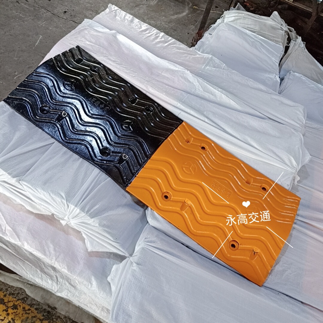 橡胶减速带高速公路防撞限速缓冲带道路路拱强抗压100吨厂家直销