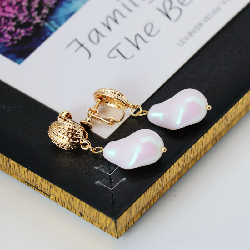 White Irregular Imitation Pearl Ear Clip Ear Studs Geometric Pearl Ear Clip Ear Studs display picture 4