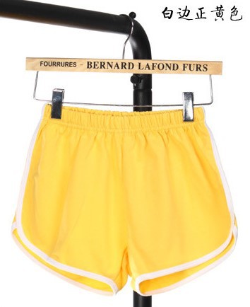 흰색 가장자리가 노란색입니다.