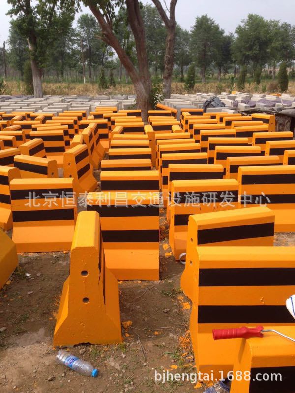 北京恒泰道路交通水泥墩 交通墩 防护墩 隔离墩