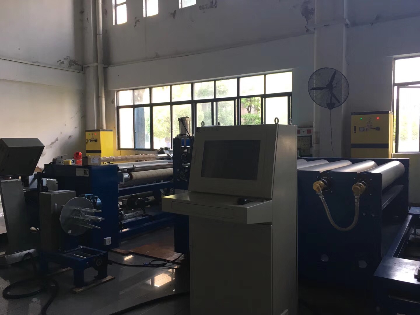 厂家供应PVB胶片挤出机器制造汽车挡风玻璃片贴膜设备生产线