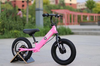 儿童运动版两轮平衡车带刹车滑行车
