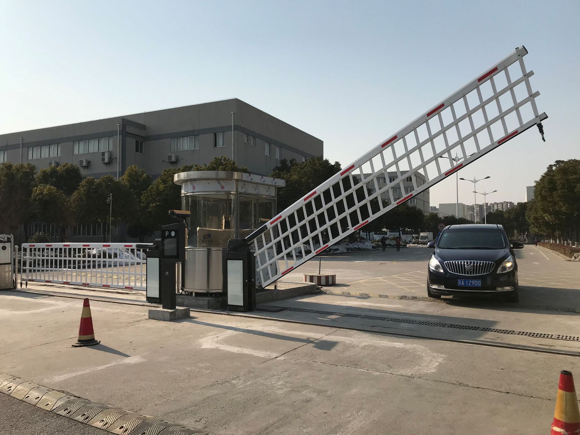 空降闸南京百胜智能大型企业重型道闸门自动感应变频栅栏电动门-阿里巴巴