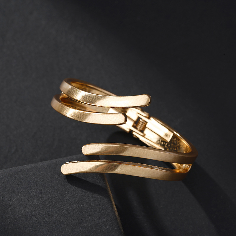 Simple Geometric Lines Gold-plated Bracelet display picture 4