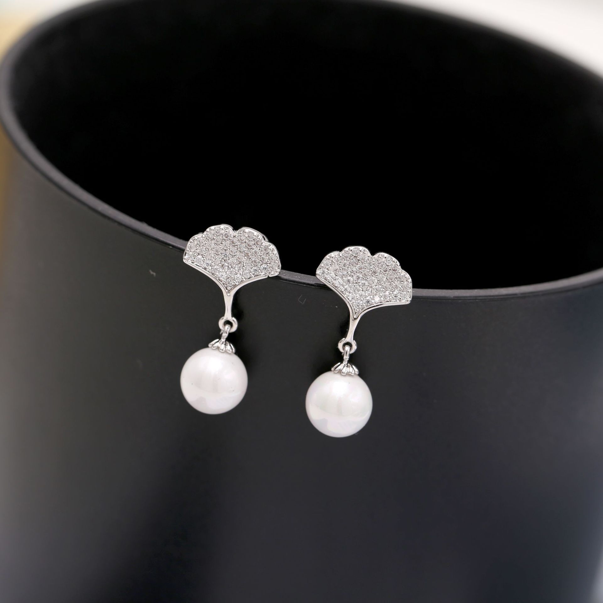 Coréenne Style Ginkgo Feuille Zircon Boucles D'oreilles Femmes S925 Argent Perle Boucles D'oreilles Simple Tous-correspondant De Gracieux Oreille Anneaux display picture 15