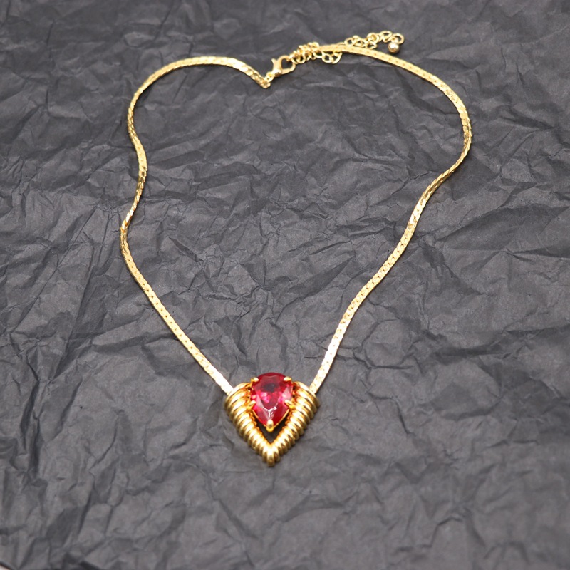 Or Long-durable Rétention De La Couleur Collier Court Cuivre Matériel Collier Cut Rouge Résine Gem Pendentif Clavicule Chaîne display picture 4